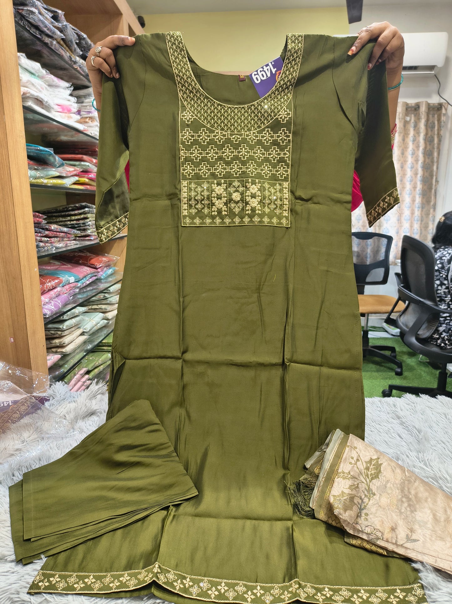 Box Neck Pattern Roman Straight Cut Set