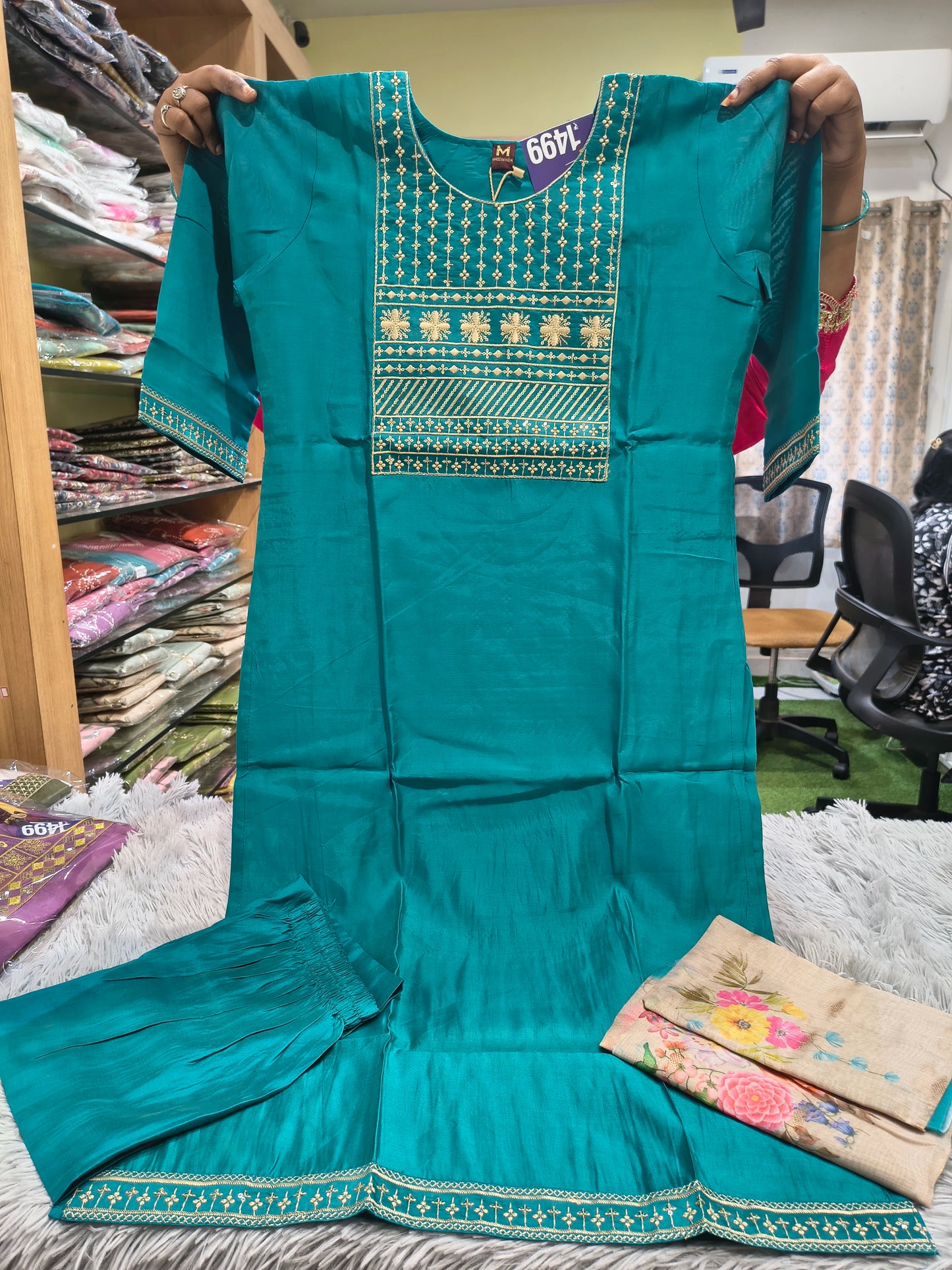 Box Neck Pattern Roman Straight Cut Set