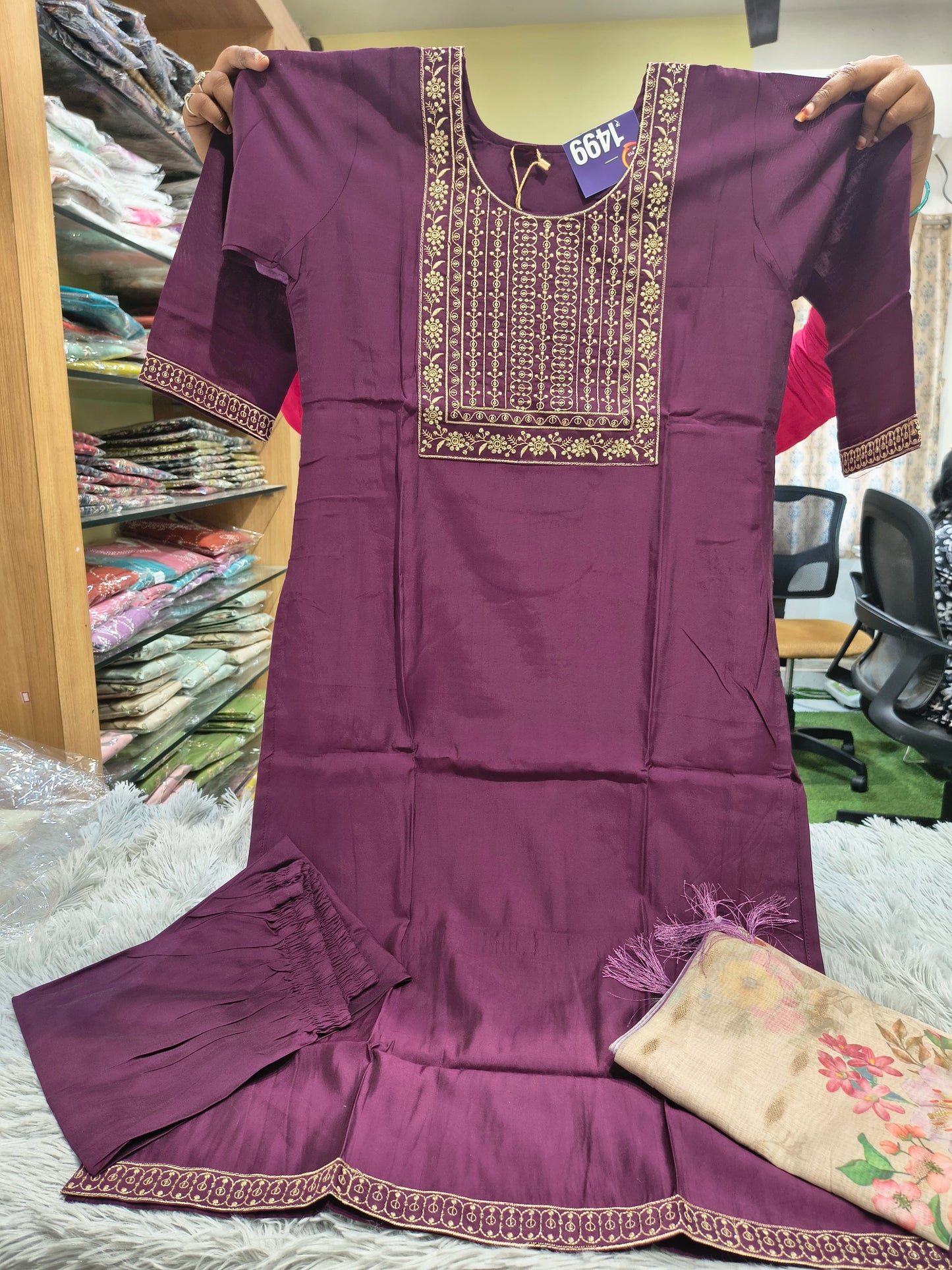 Box Neck Pattern Roman Straight Cut Set