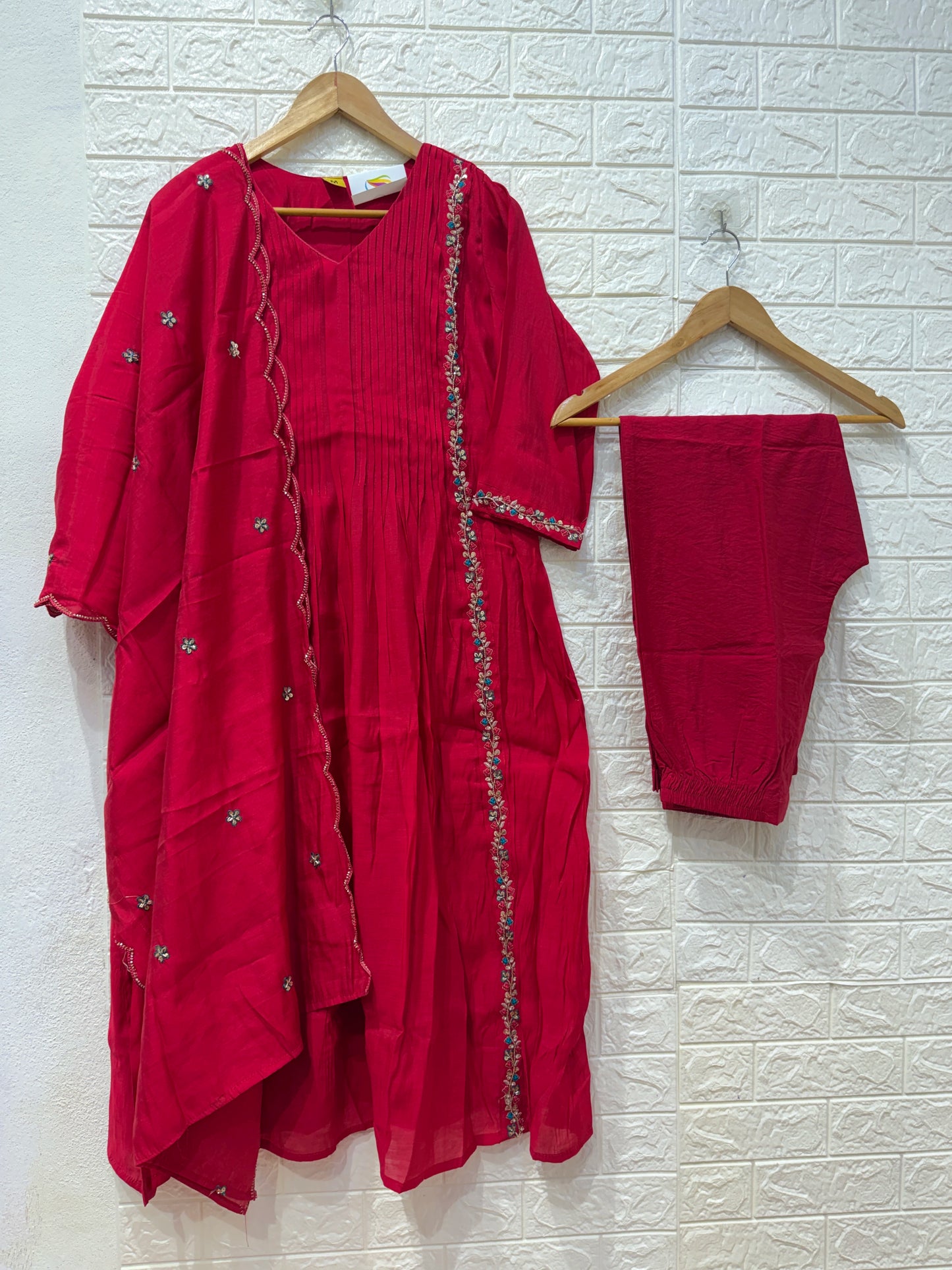 Banaras Mul Chnaderi Thread & Hand Work 3 Piece Set